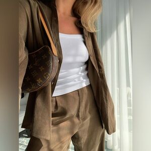 Djerf avenue on the go shirt mocha